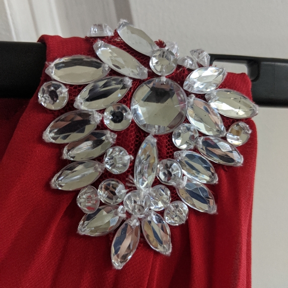 Long red evening gown size 12 - Picture 4 of 9